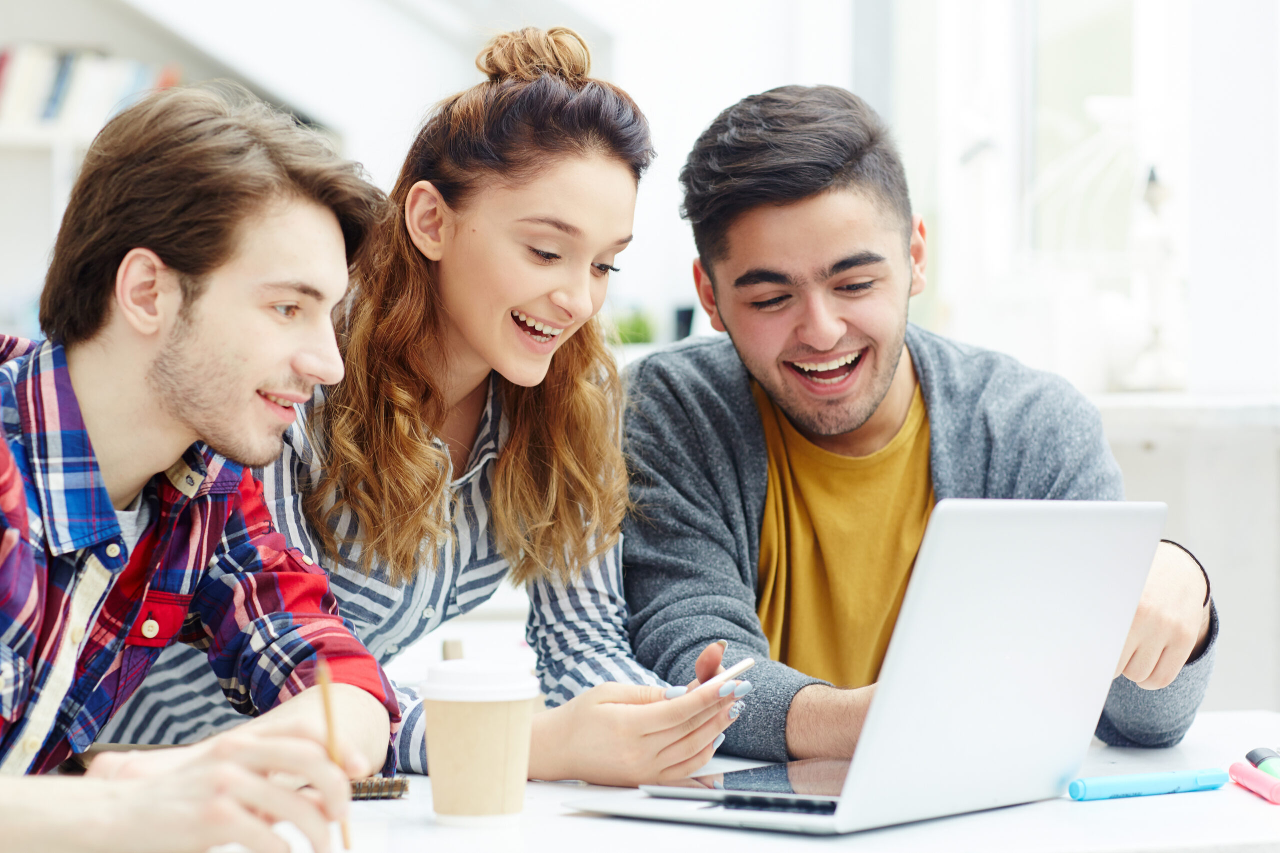 Estudiantes en ordenador